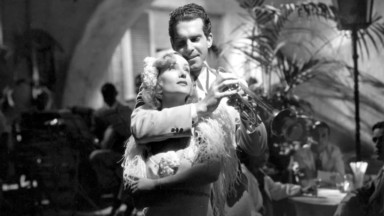 Swing High, Swing Low backdrop