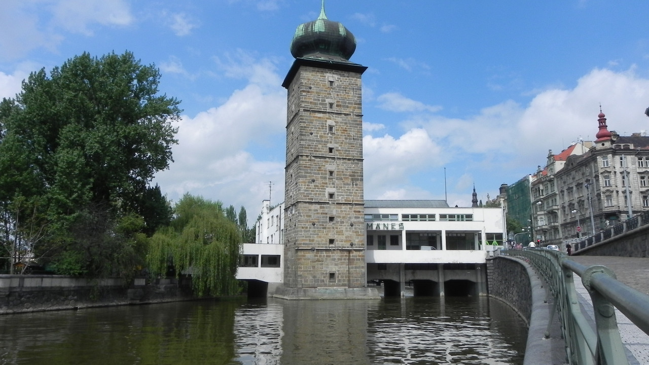 Mánes na vodě backdrop