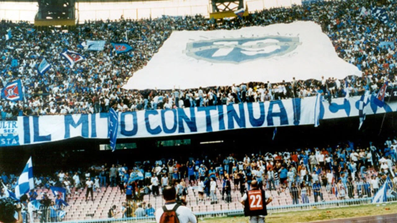 E.A.M. - Estranei alla massa backdrop