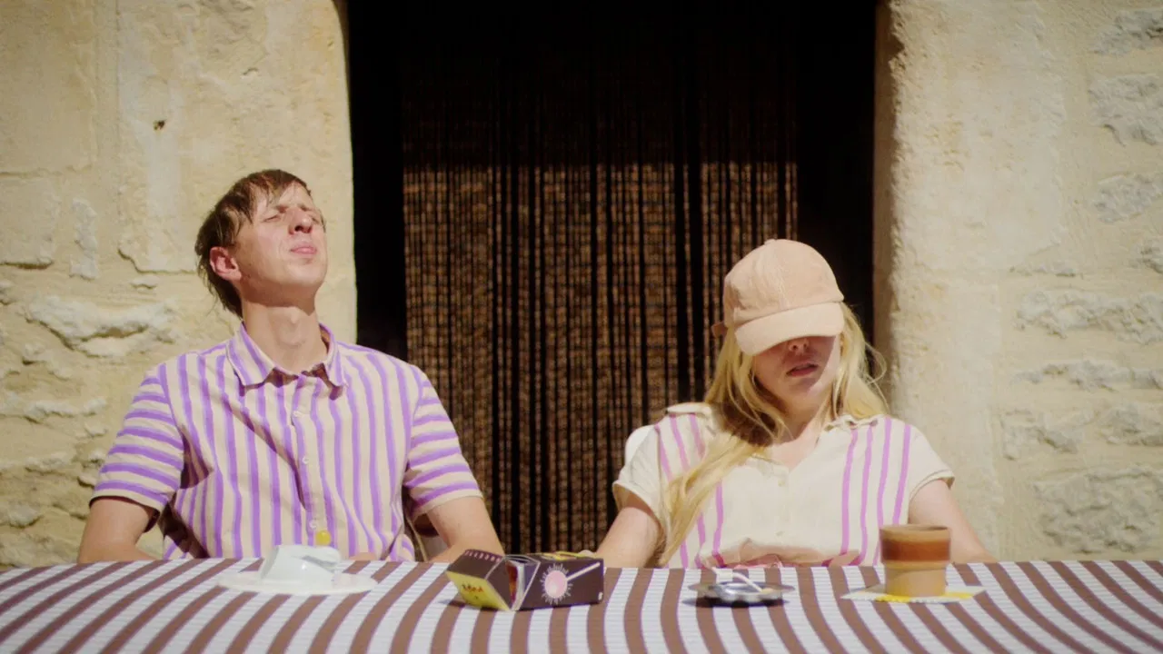 43° à l’ombre backdrop