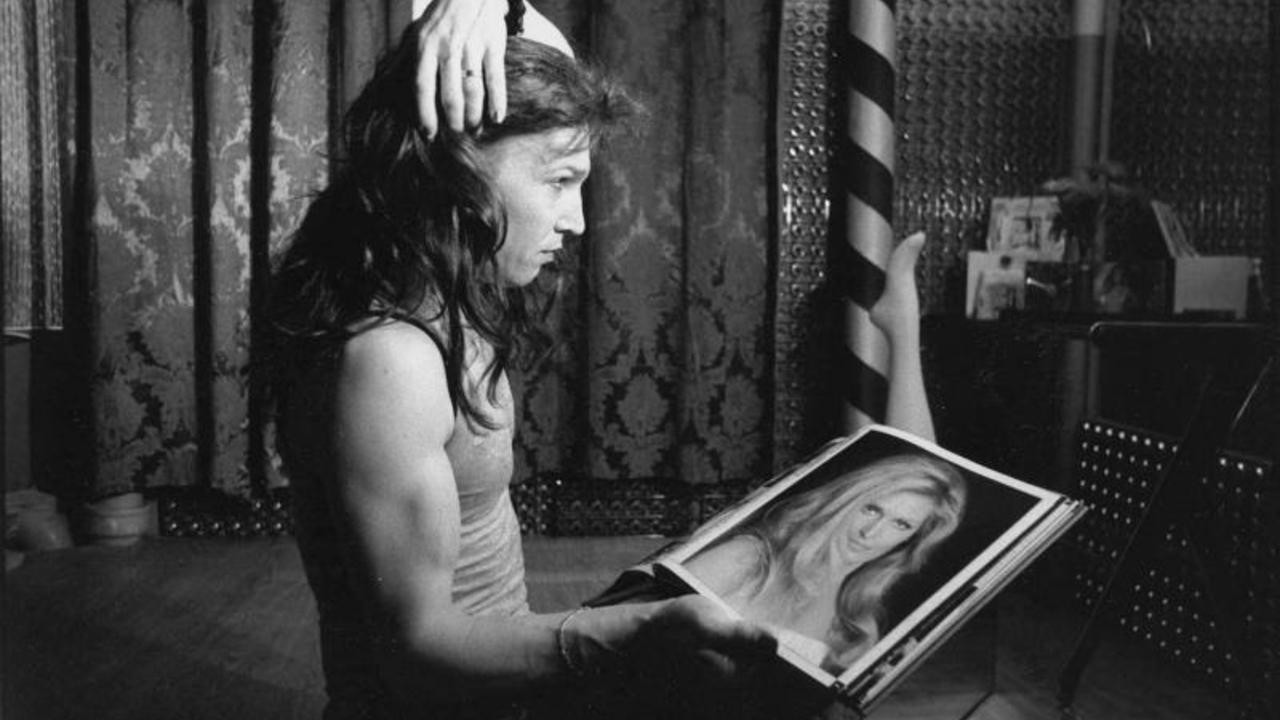 Remue-ménage backdrop