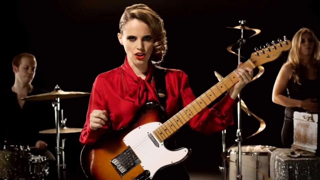 Anna Calvi  - Salle Pleyel - Paris backdrop