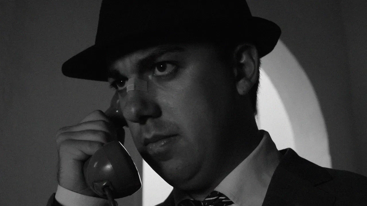 Un vestito di piombo per il signor Chalmers backdrop