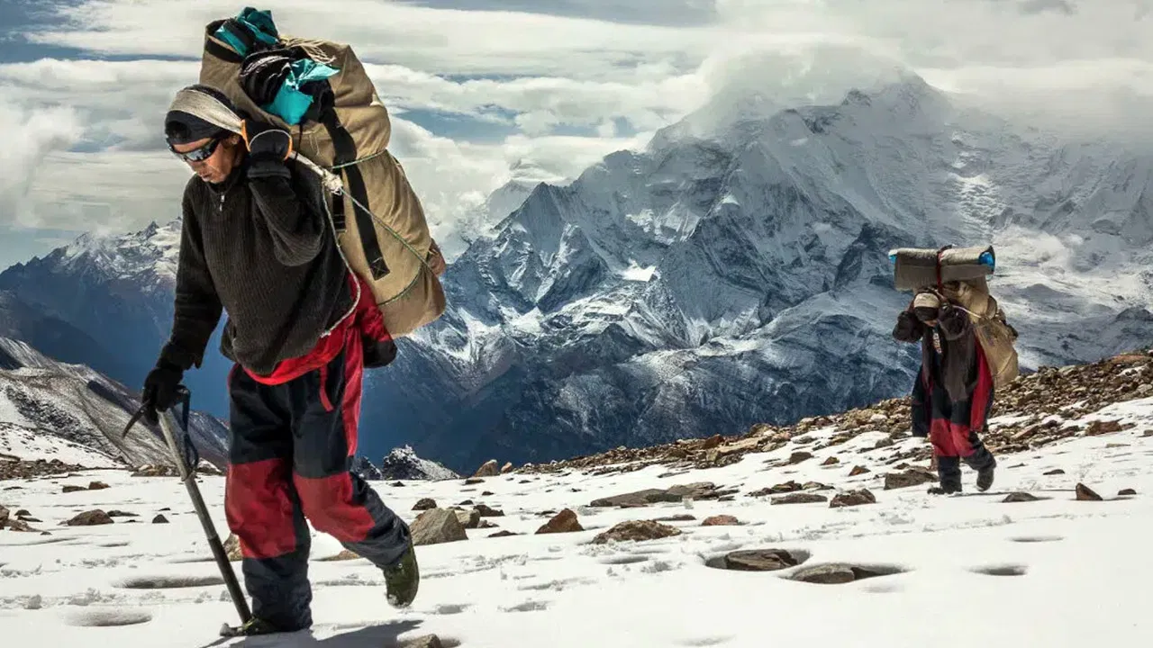 Guide À Tout Prix backdrop