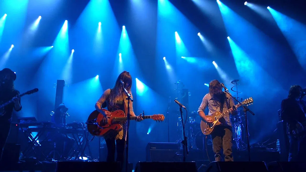 Angus & Julia Stone au Casino de Paris backdrop