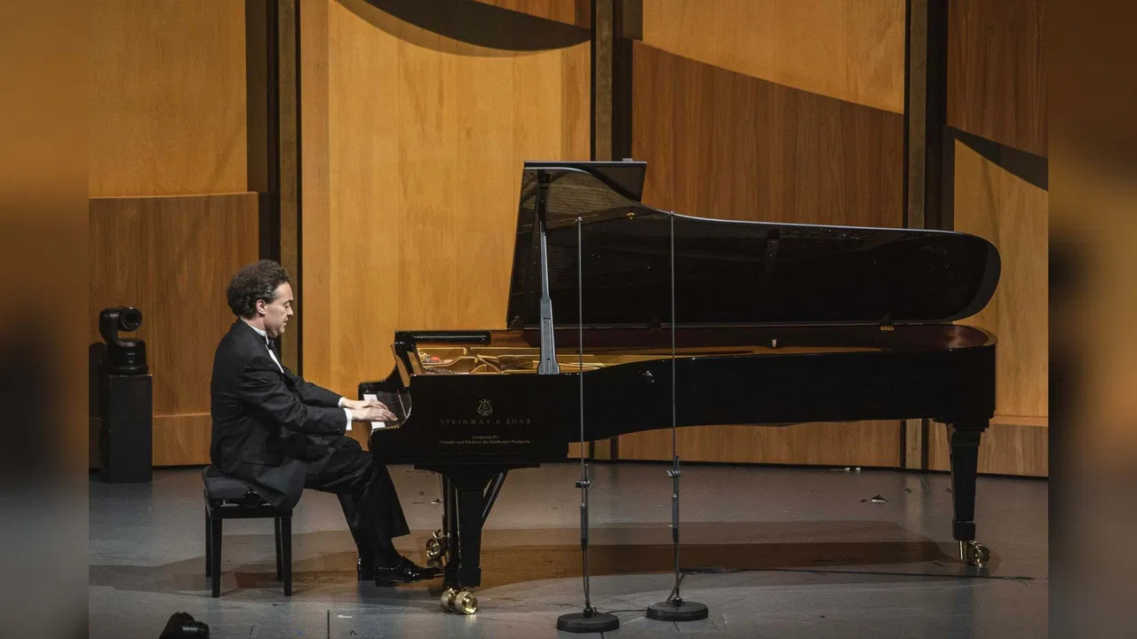 Evgeny Kissin - The Salzburg Recital backdrop