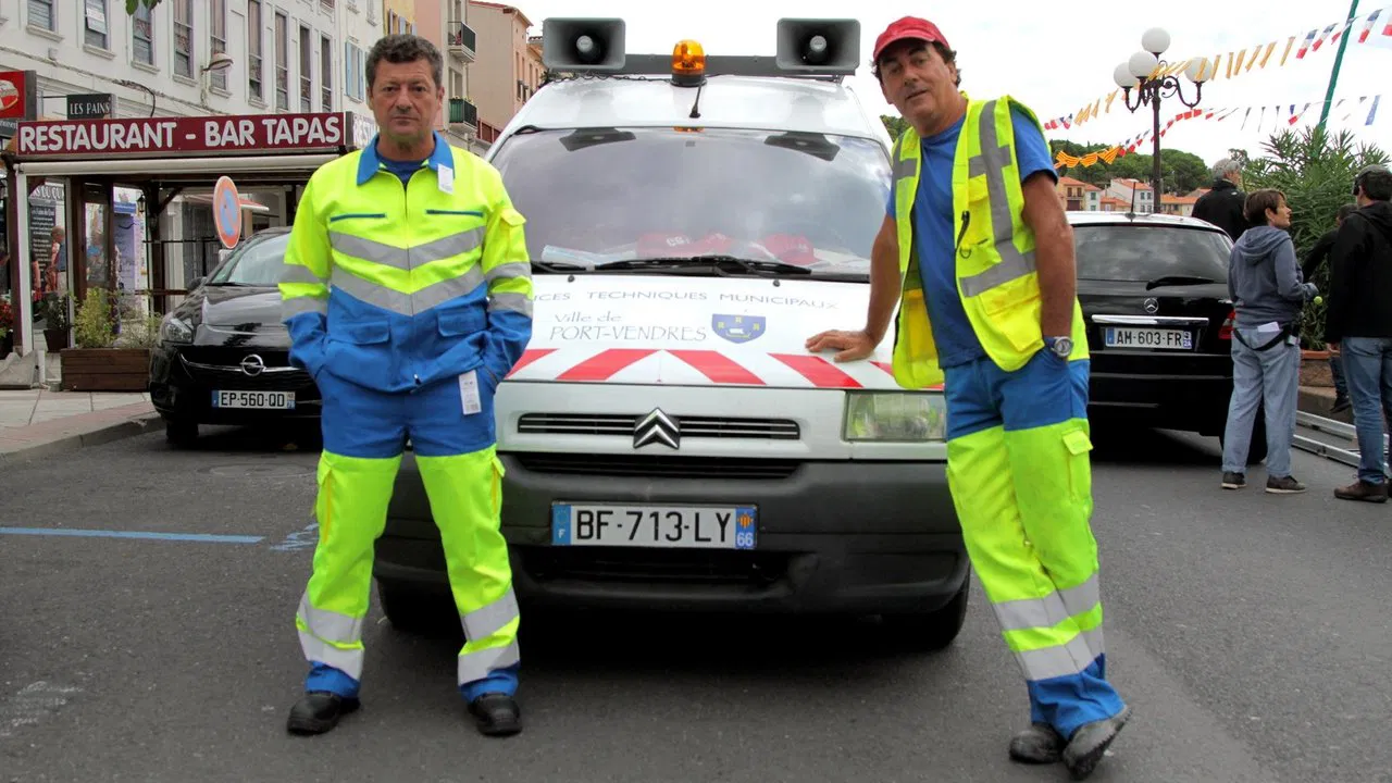 Les Municipaux, ces héros backdrop