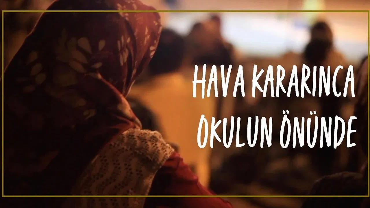 Hava Kararınca Okulun Önünde backdrop