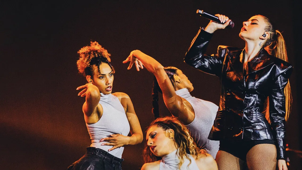 Annalisa - Tutti in Arena backdrop