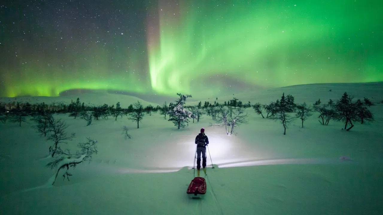 Revontulien armoilla backdrop