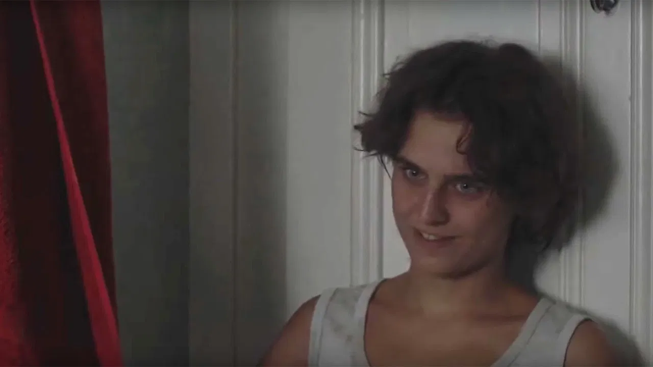 Soleil Cou Coupé backdrop