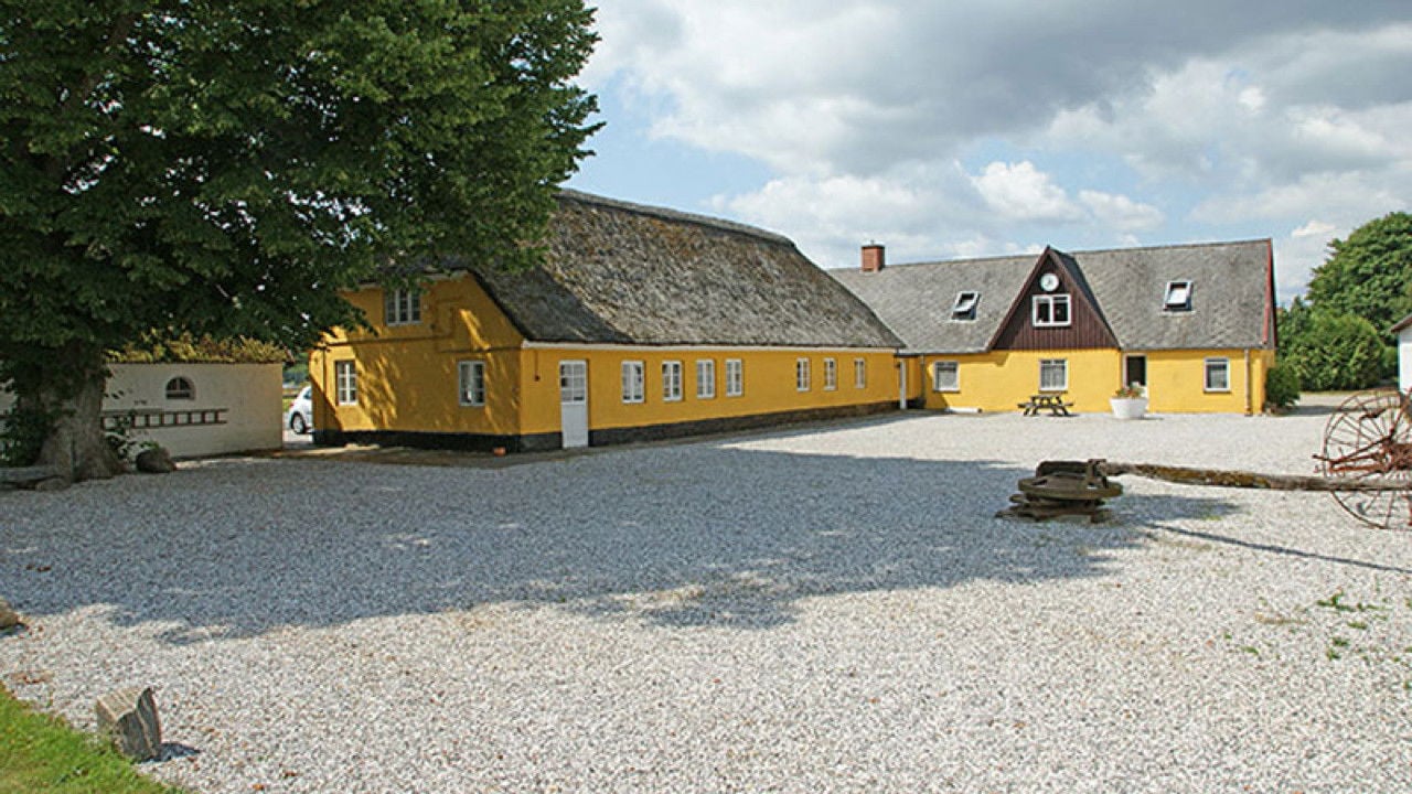 Morten Korch - Ved stillebækken backdrop