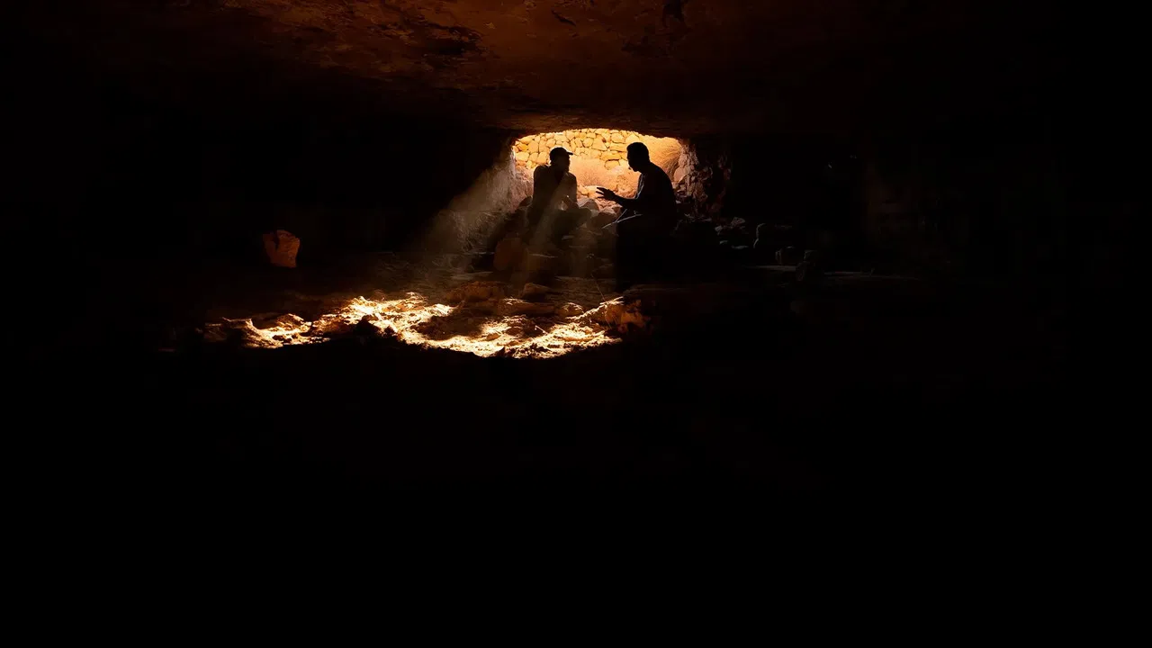 Peuples Souterrains backdrop