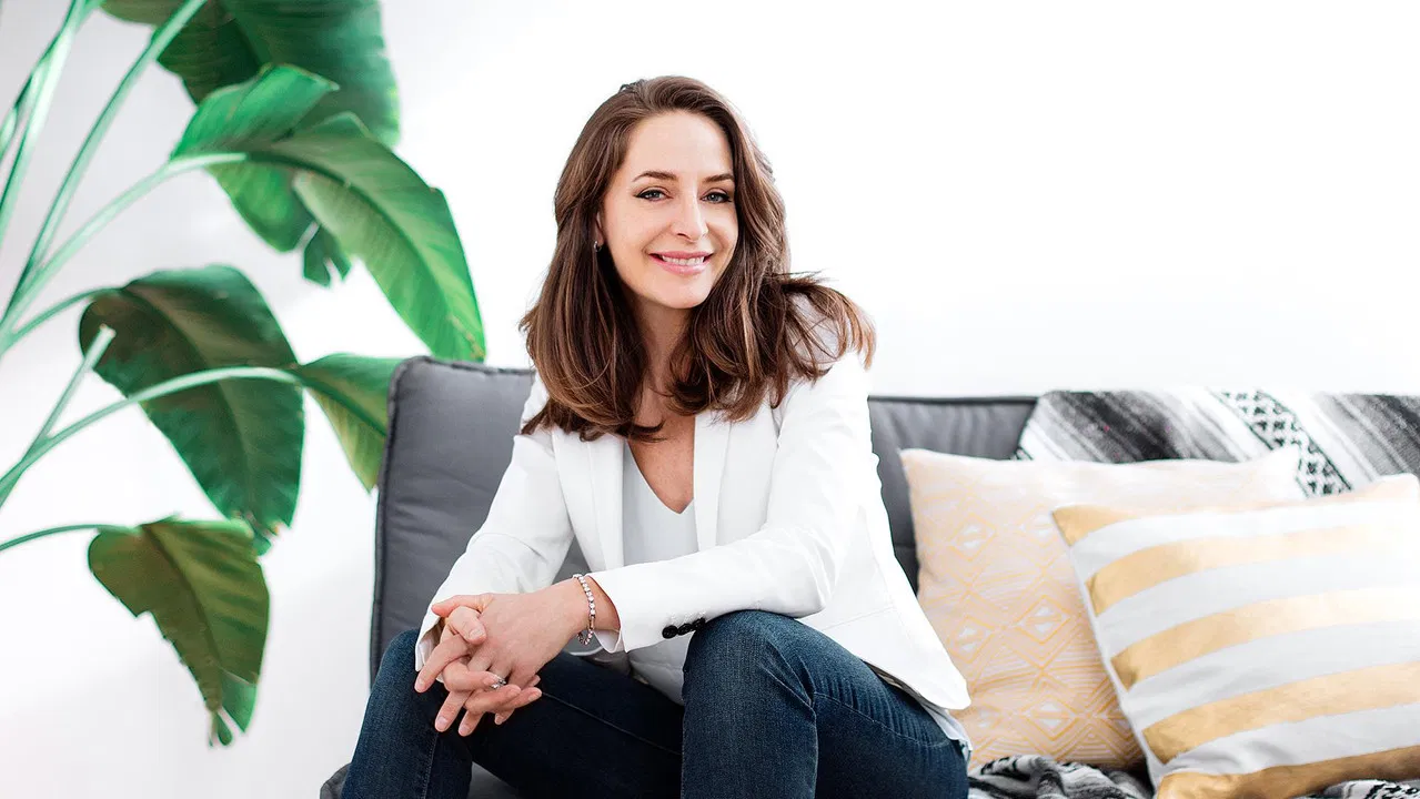 Remue-ménage backdrop