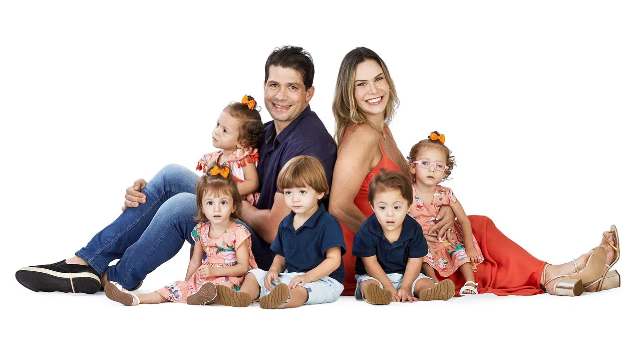 QUINTUPLICOU backdrop