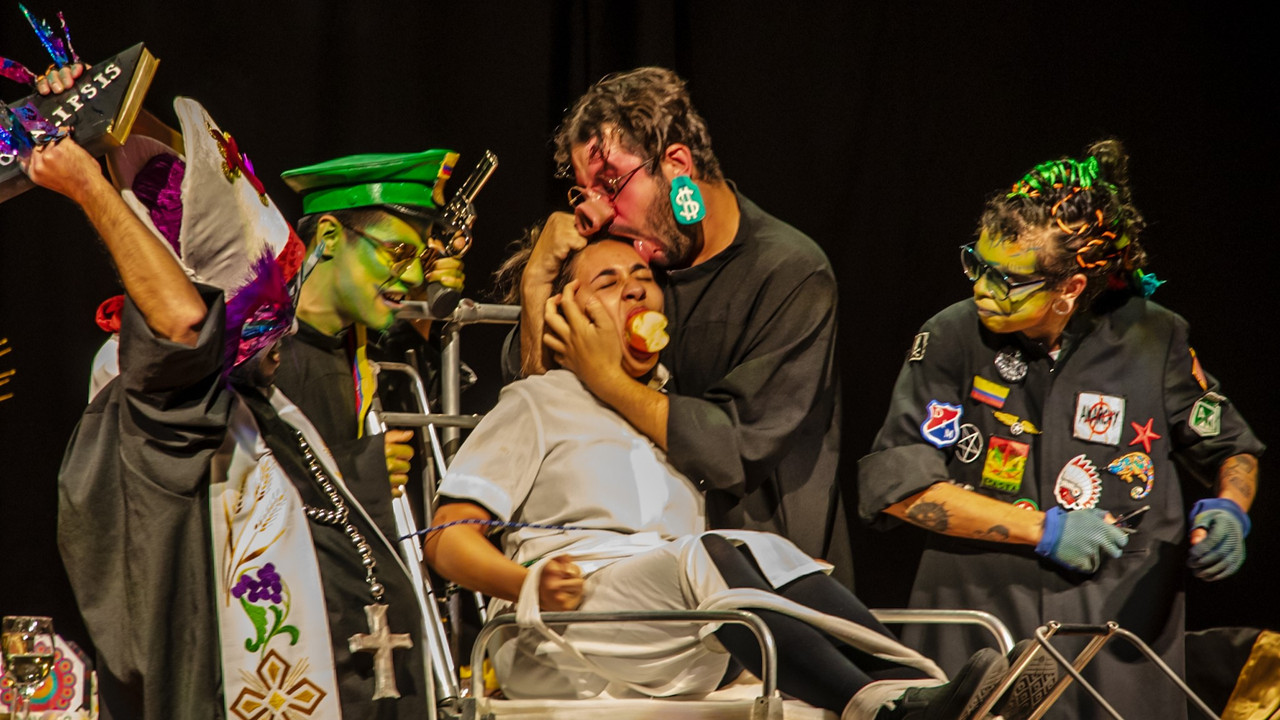 La República backdrop