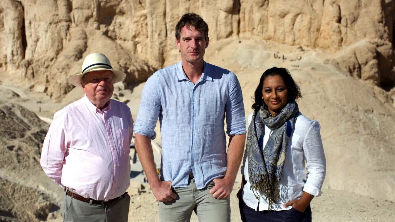 Tutankhamun with Dan Snow backdrop