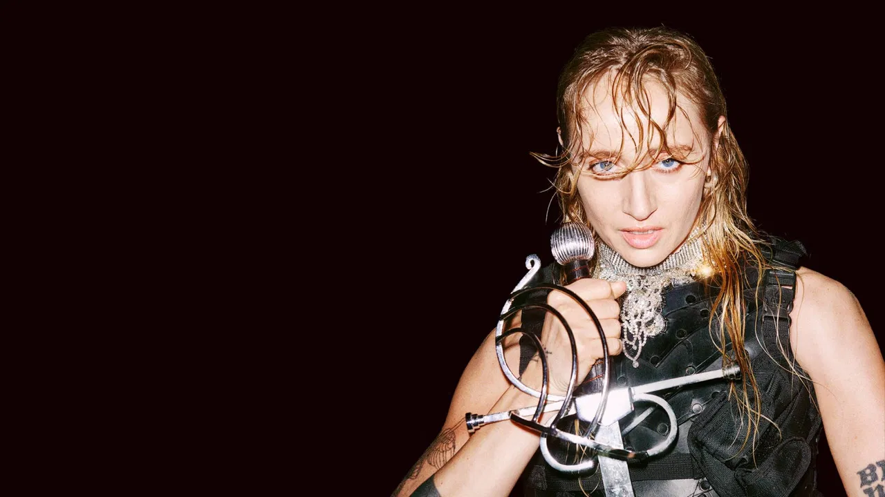 Hamlet med Silvana Imam backdrop