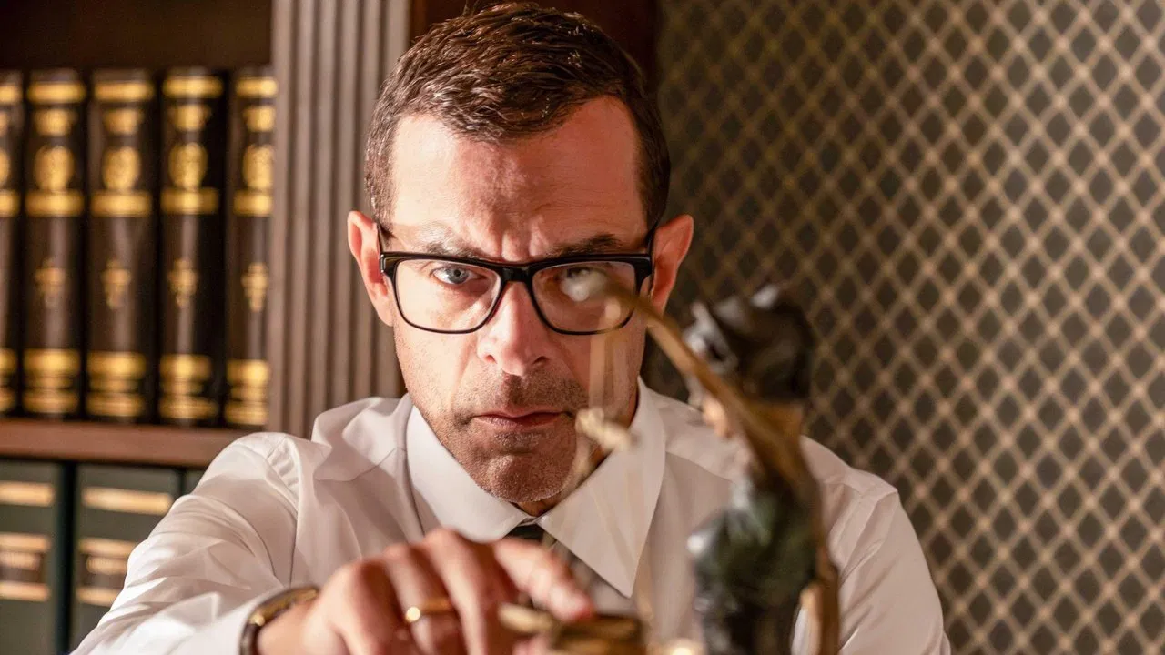 Ο Δικαστής backdrop