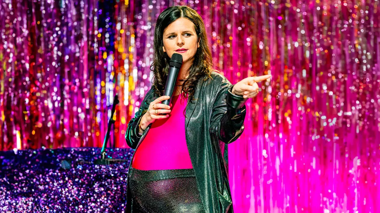 Laura Domenge : Bonne mère backdrop