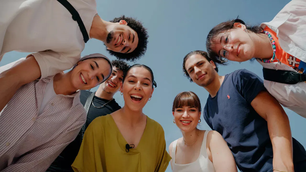 Challas en de kost backdrop