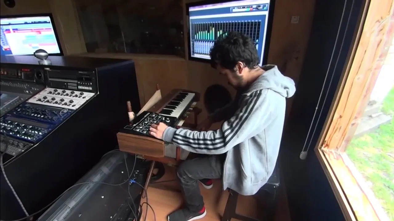 Ases Falsos: The Making of "Mala Fama" backdrop