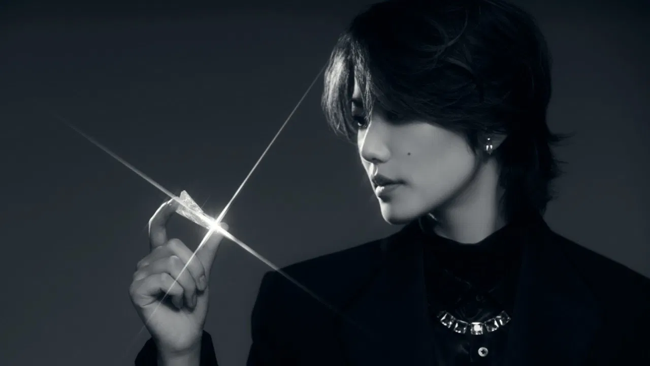 One-man LIVE773 “Crystal” backdrop