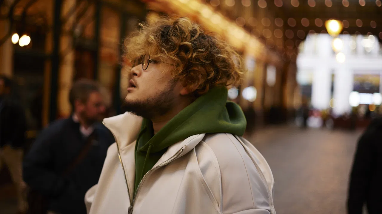 Vaundy LIVE in London backdrop