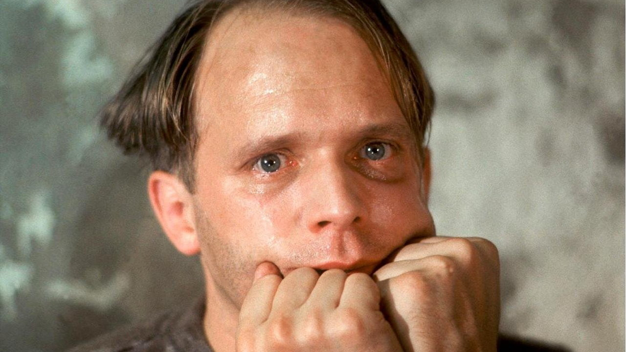 Der Mörder und sein Kind backdrop