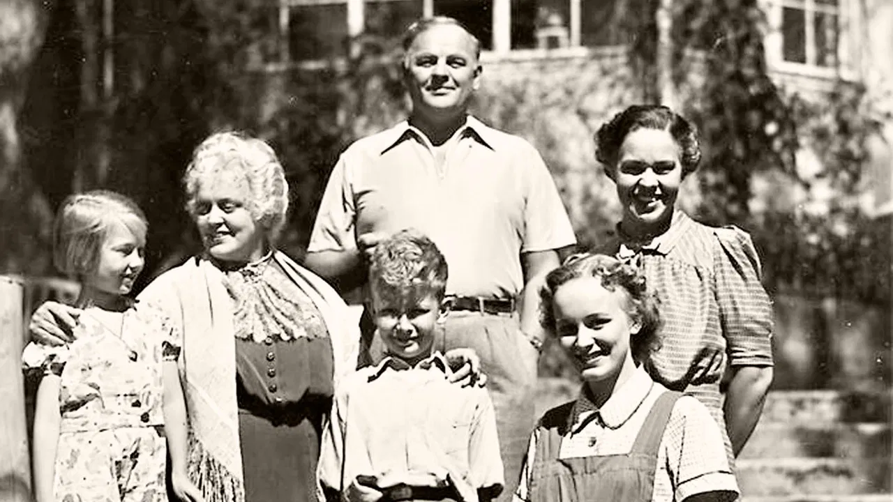 Suomisen perhe backdrop