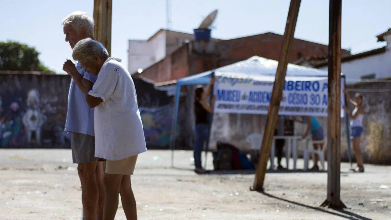 Algo do que Fica backdrop