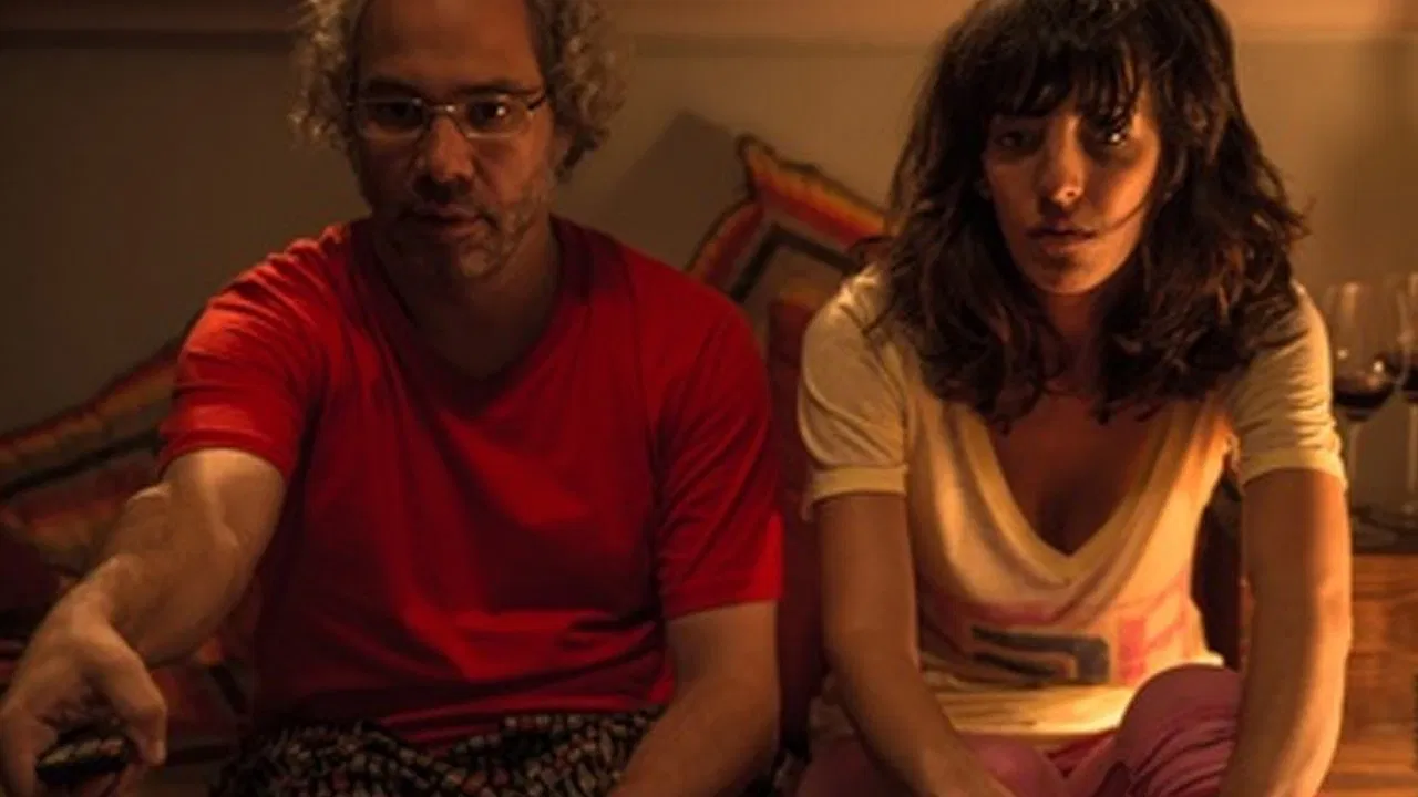 Tenemos un problema, Ernesto backdrop