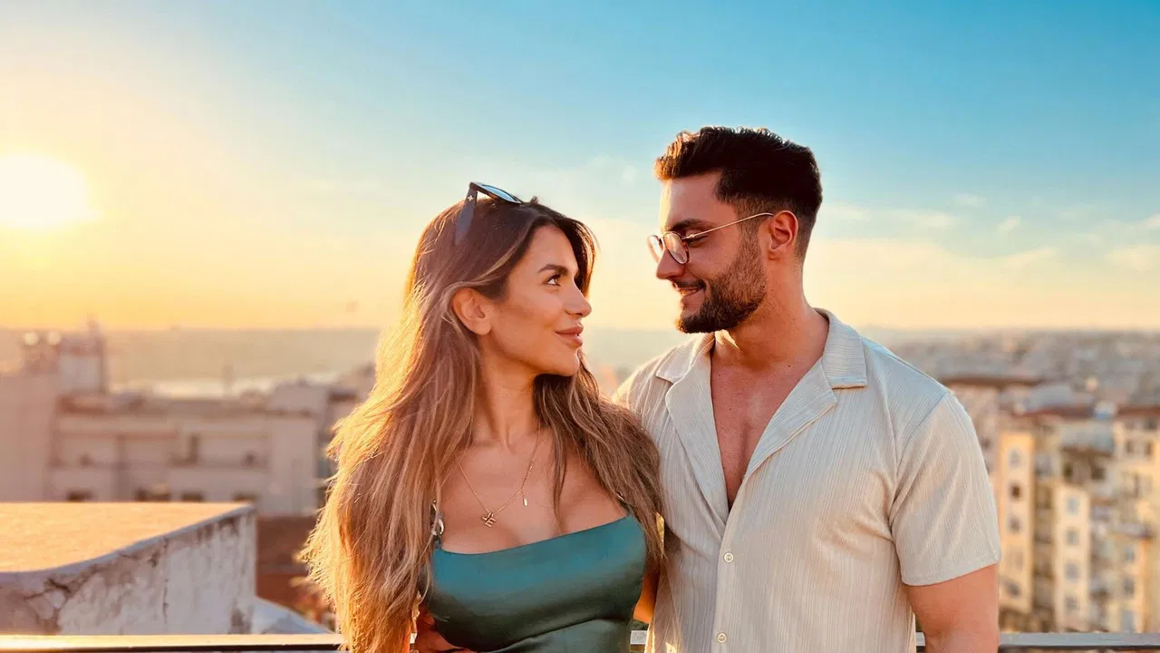 Ekin-Su & Davide: Homecomings backdrop