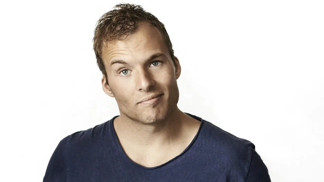 Simon Talbot: Talle Alene I Verden backdrop