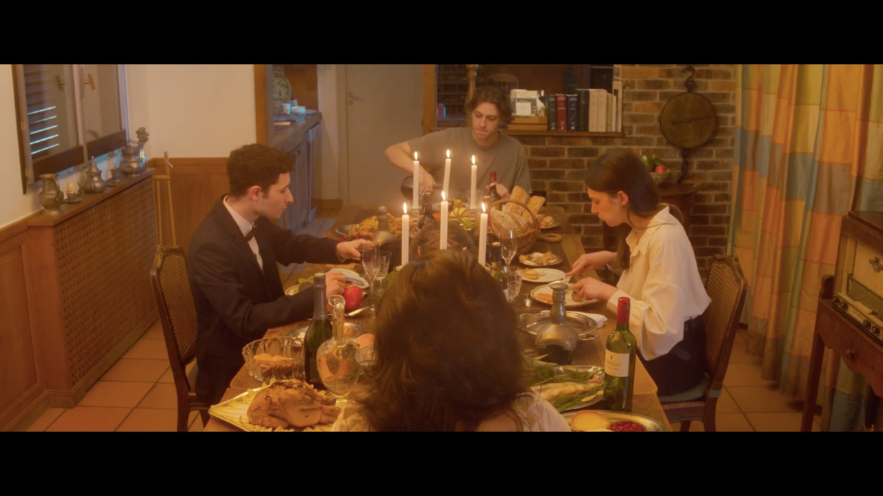 Une Autre Fin backdrop