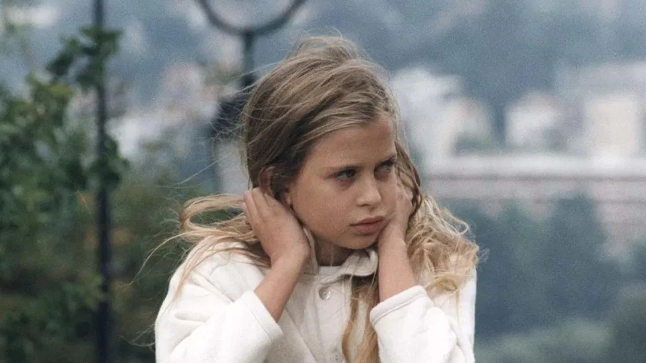 Una bambina di troppo backdrop