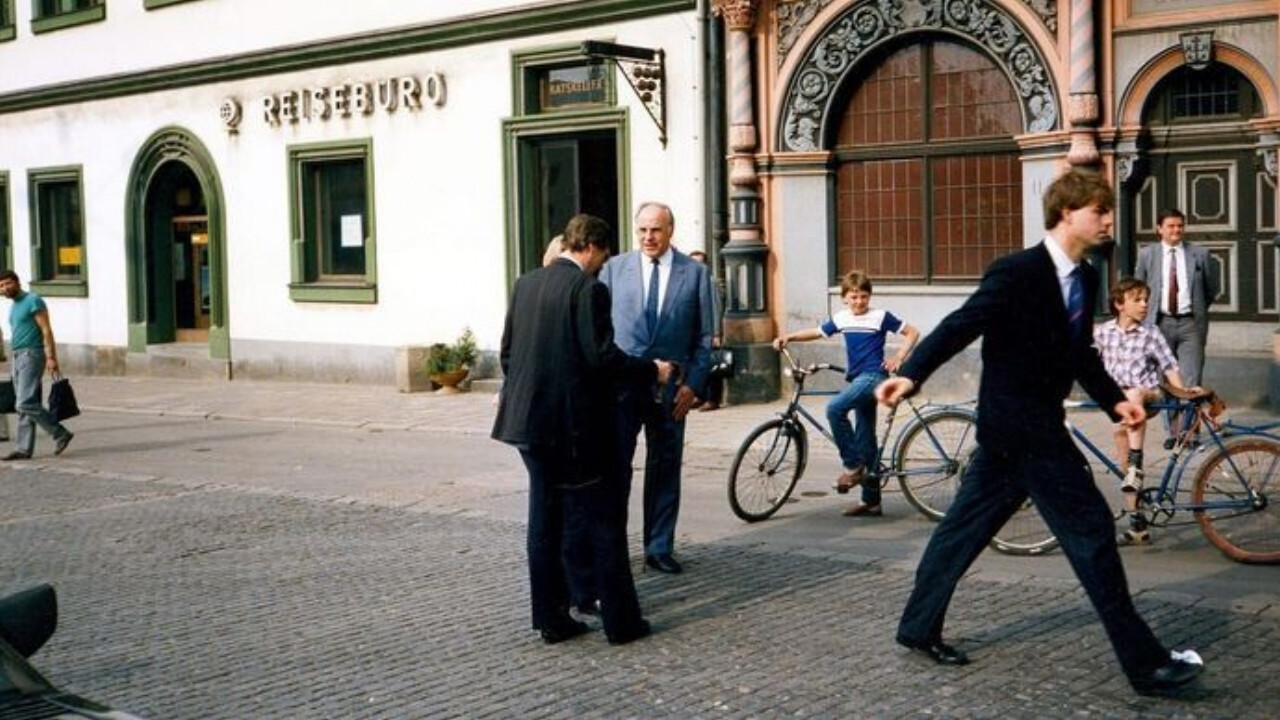 Le jour où Helmut Kohl a berné la Stasi : La visite du chancelier en RDA backdrop