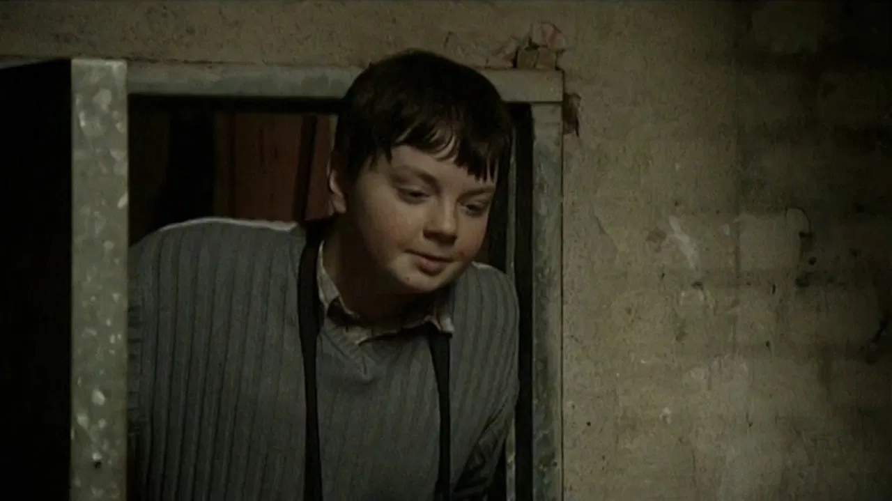 Bulle bare bor her backdrop