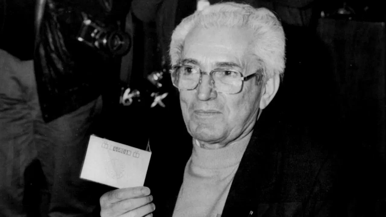 Lo posible y lo necesario backdrop