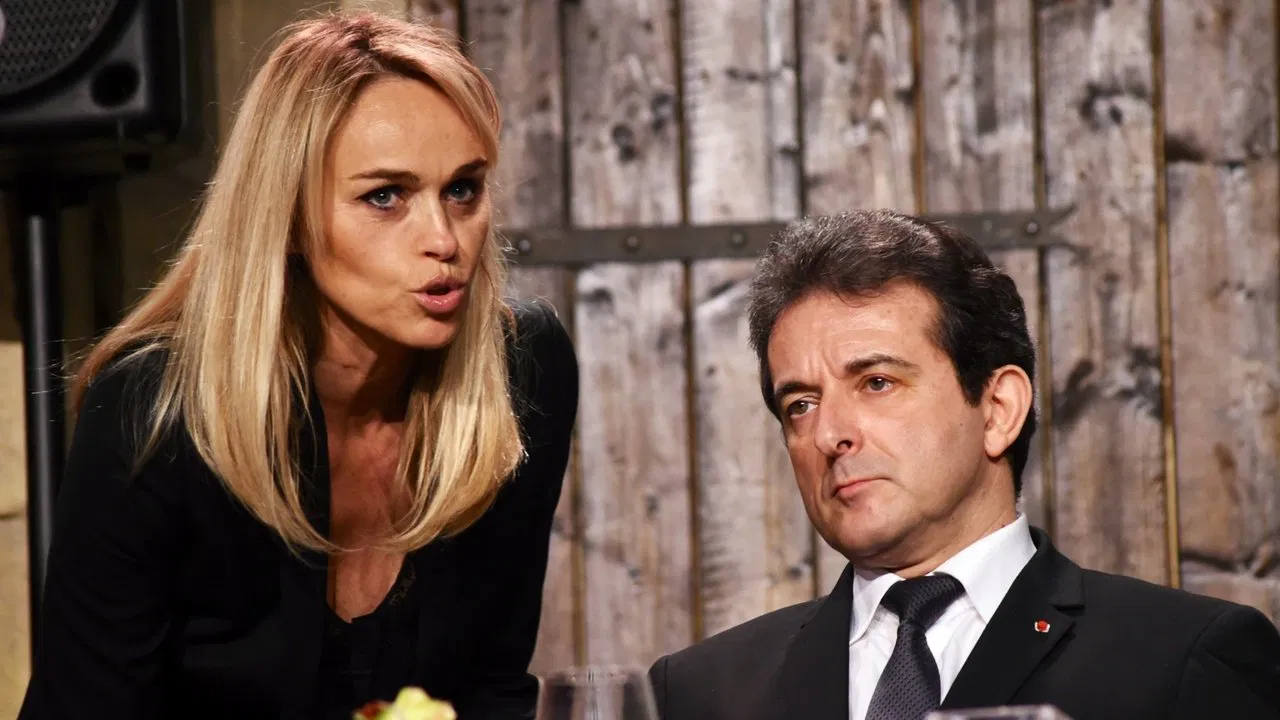 Le Bouffon du Président backdrop