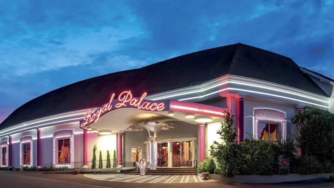 Bienvenue au spectacle ! 100 jours au Royal Palace backdrop