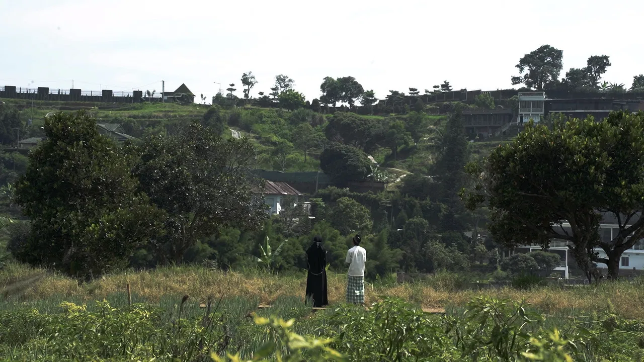 Bertuhan/Bertahan backdrop