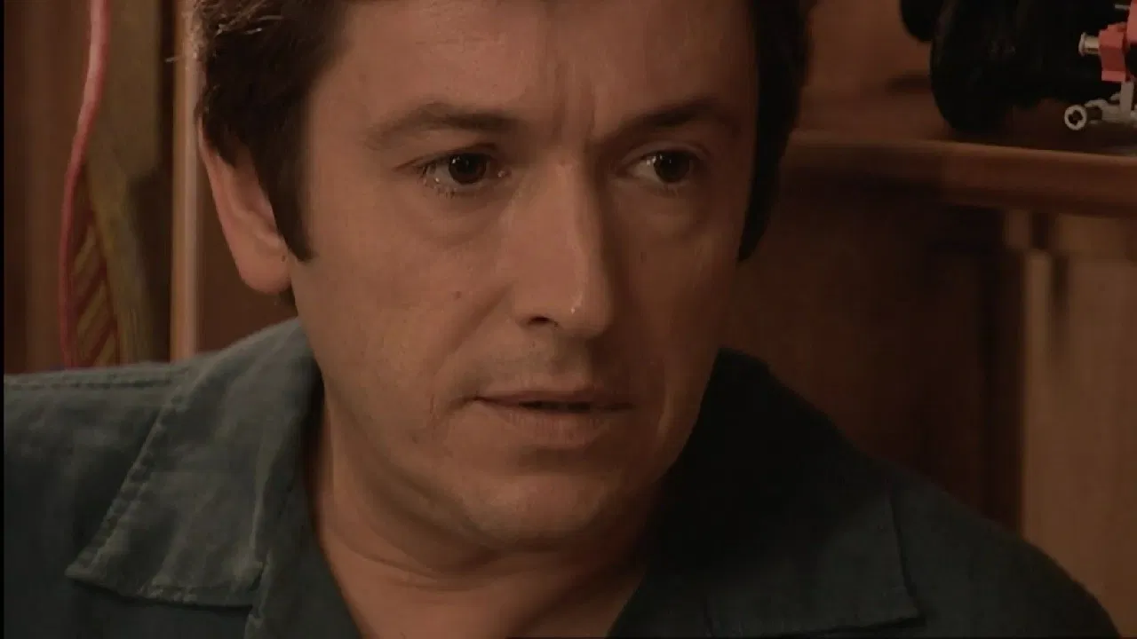 Sociedade Anónima backdrop