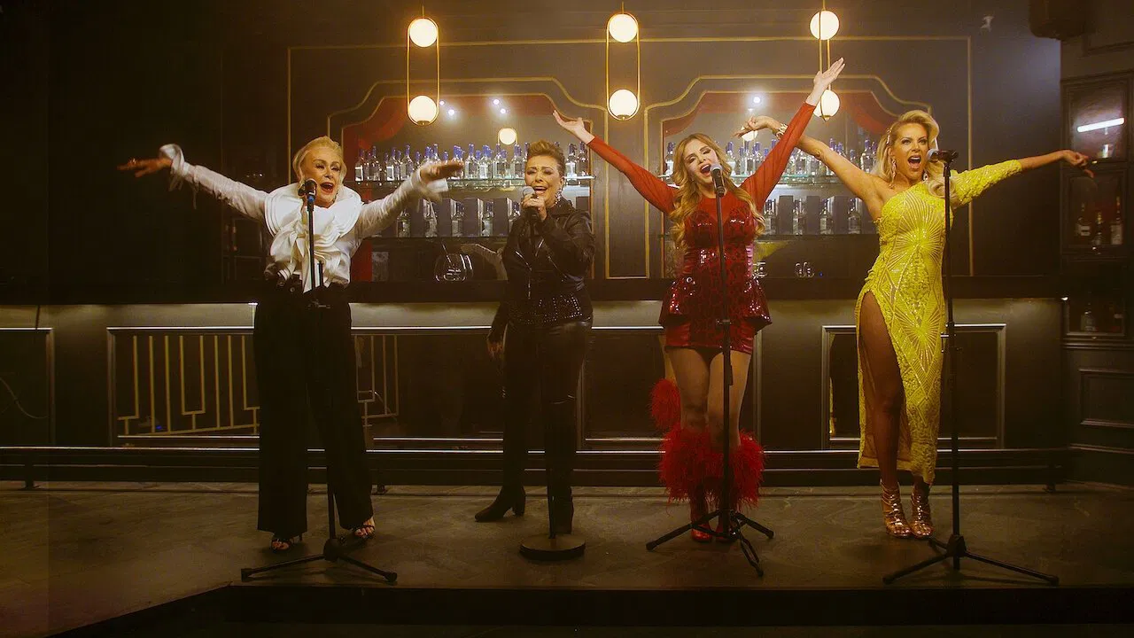 Siempre Reinas backdrop