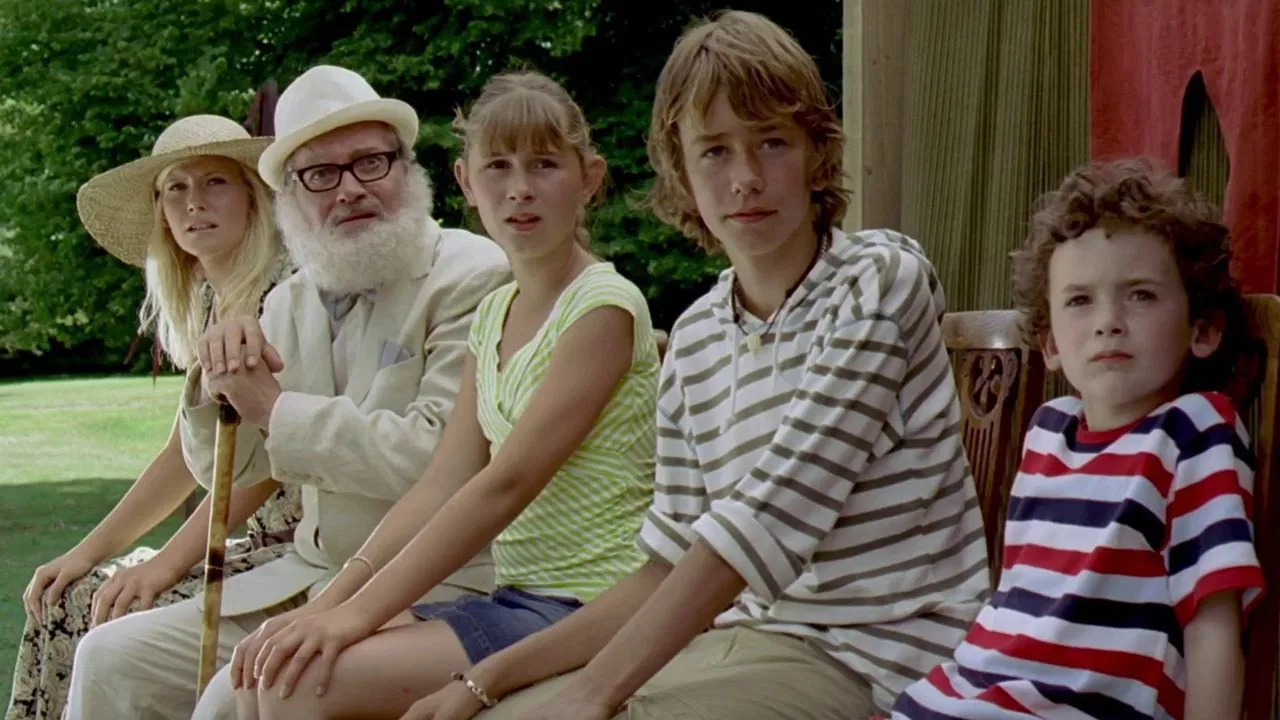 Father of Four: Living Large backdrop