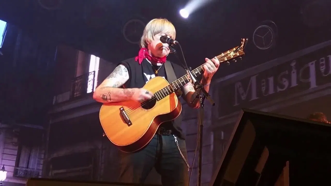 Renaud - Phénix Tour backdrop