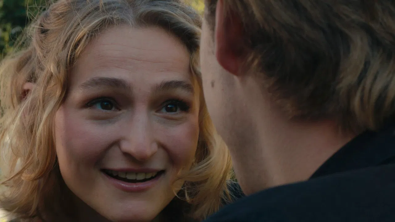 Rien de Sérieux backdrop