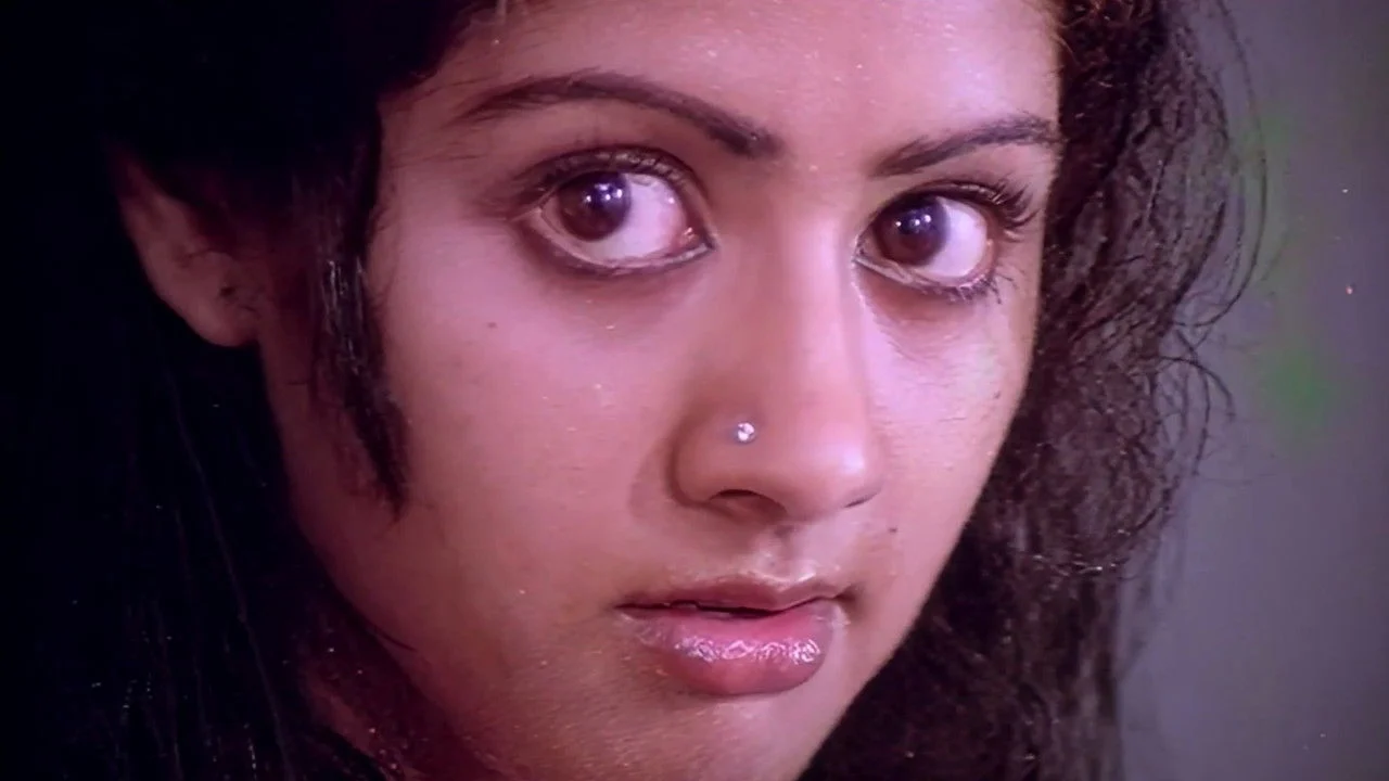 Varumayin Niram Sivappu backdrop