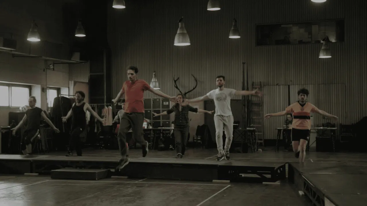 Alza tus manos doradas al sol backdrop