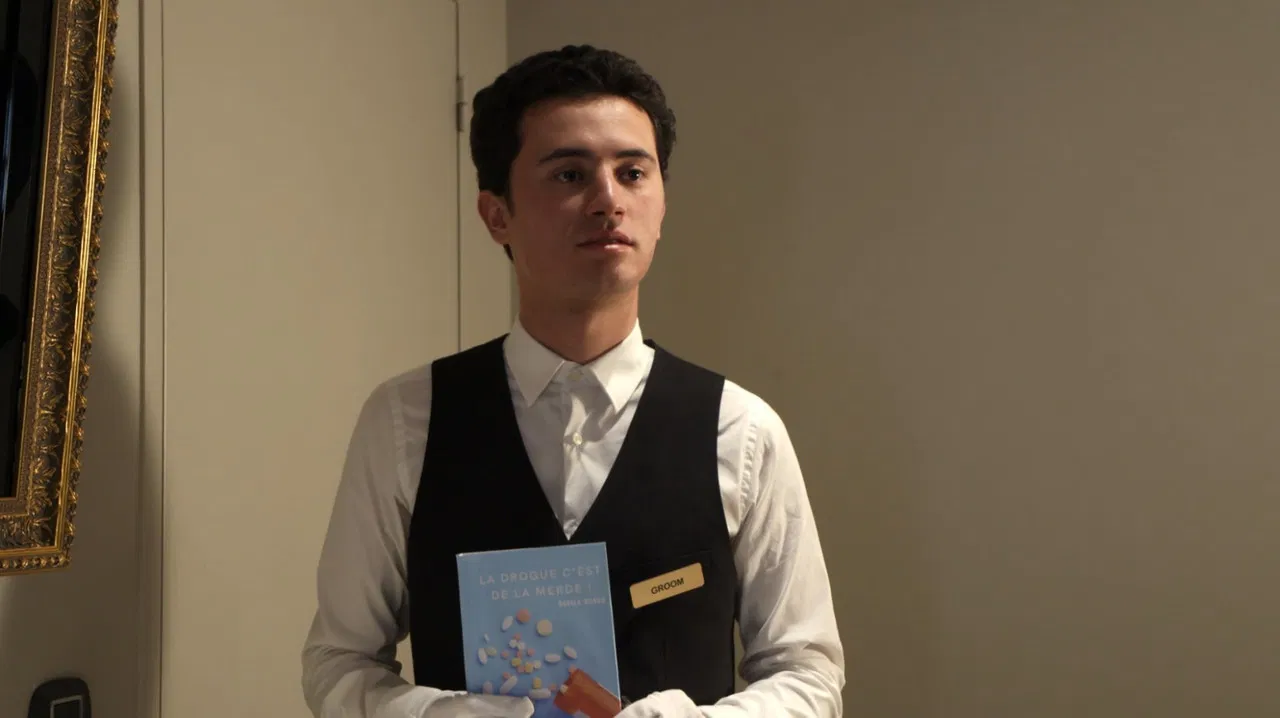 Chambre 243 backdrop